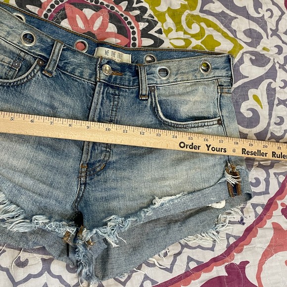 🌻We The Free {27} Distressed Rivet Cut Off Denim Shorts Women Button Fly - Picture 7 of 9